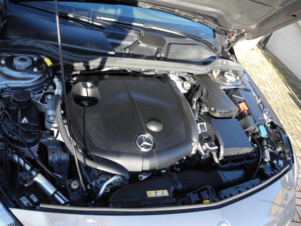 Mercedes-Benz A 200 d Premium (16/18)