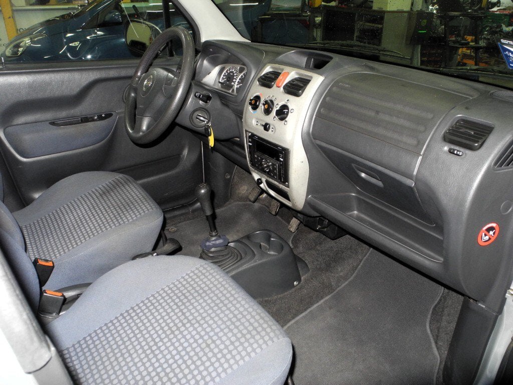 Opel Agila 1.0 12V Club (6/10)