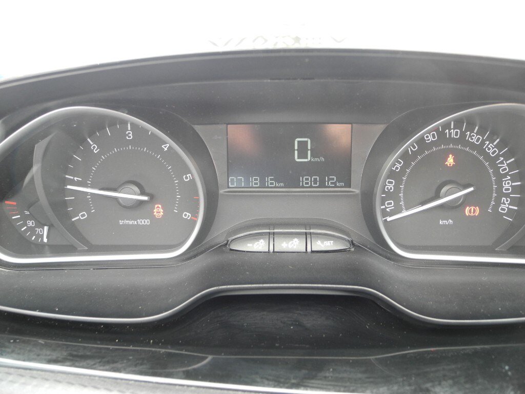 Peugeot 2008 BlueHDi 75 Active (9/10)