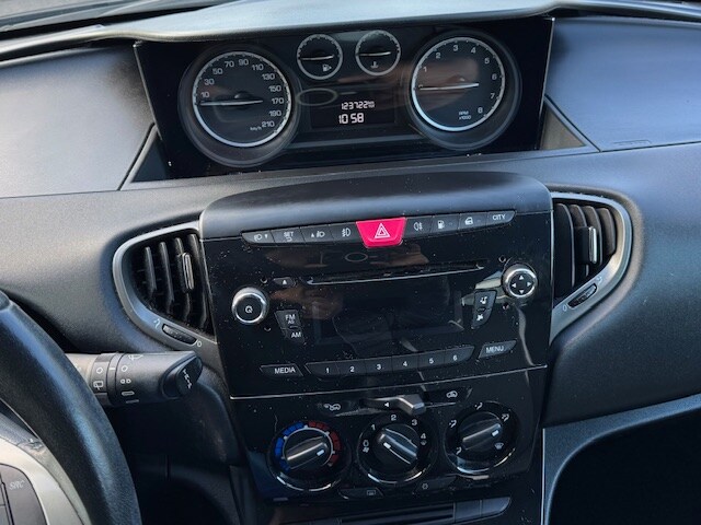 LANCIA Ypsilon 3ª serie Ypsilon 0.9 TwinAir 85 CV 5 porte Metano Ecochic Elefantino (9/14)