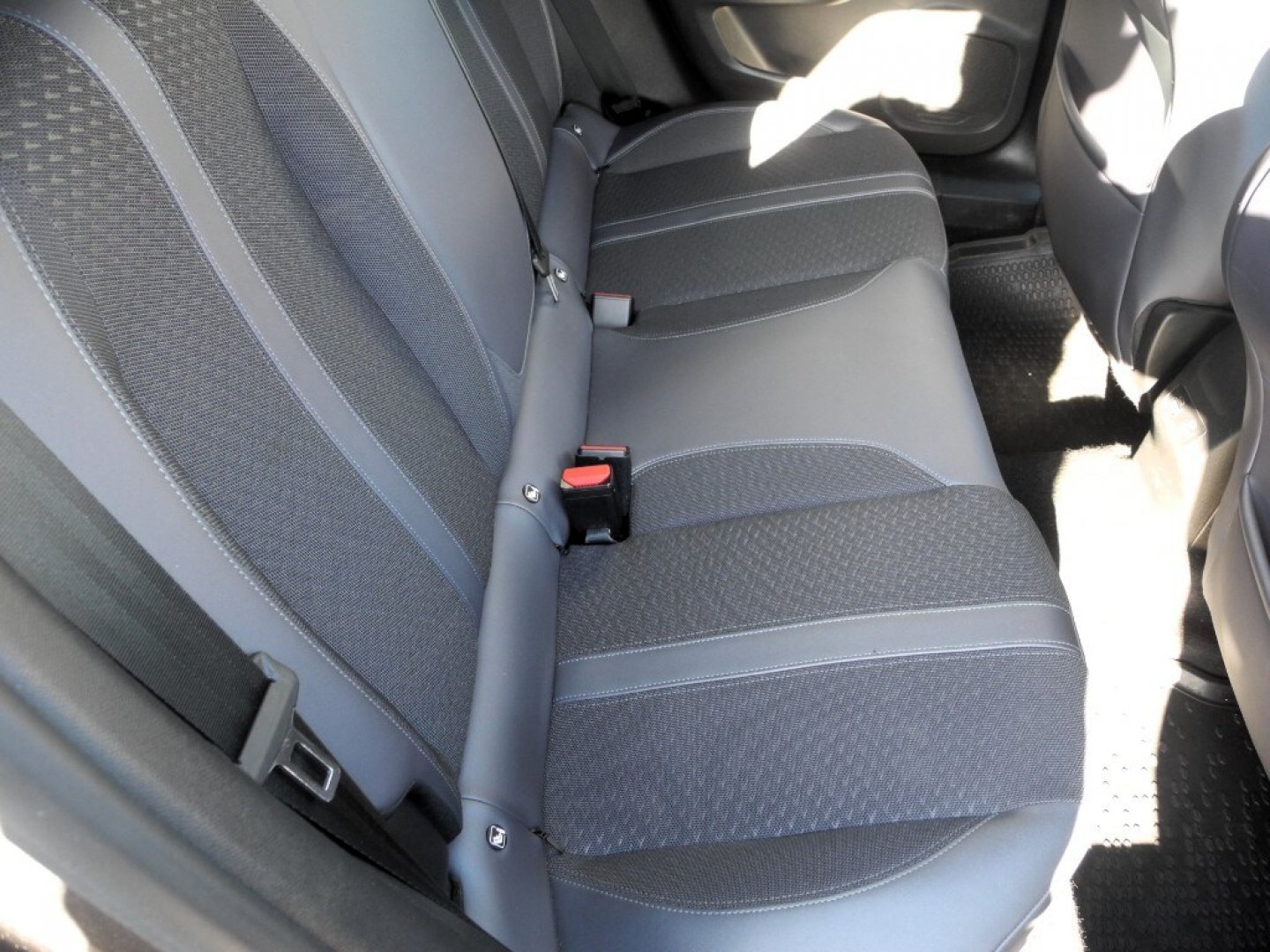 PEUGEOT 2008 2ª serie 2008 PureTech 130 S&S Allure (17/21)