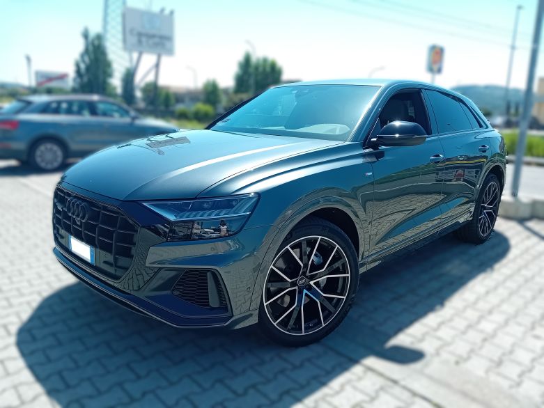 AUDI Q8